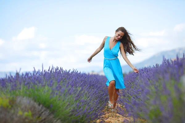 Frau auf einem Lavendelfeld — Stockfoto
