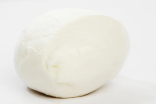 Mozzarella italiano fresco sobre fundo branco — Fotografia de Stock
