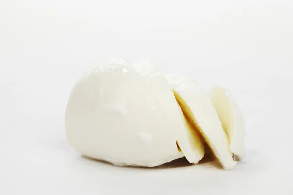 Świeży włoski mozzarella na białym tle — Zdjęcie stockowe