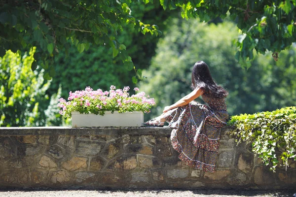 Woman in summer park — Stock Photo, Image