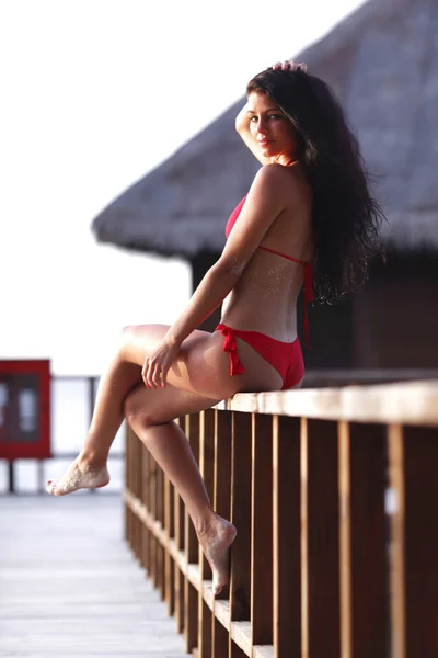 Mujer en bikini cerca de hotel tropical —  Fotos de Stock