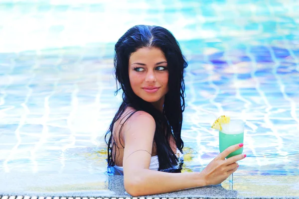Donna in piscina con cocktail — Foto Stock