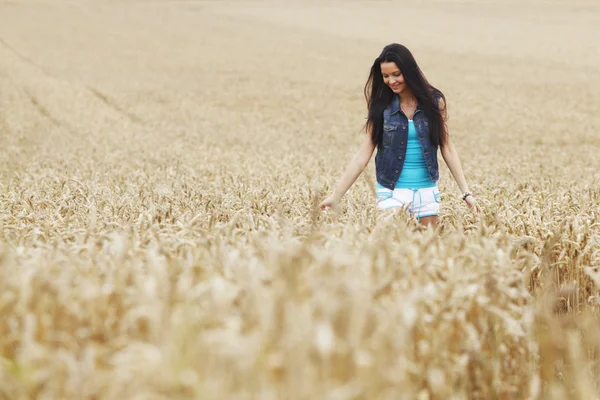 Femme sur le champ de blé — Photo
