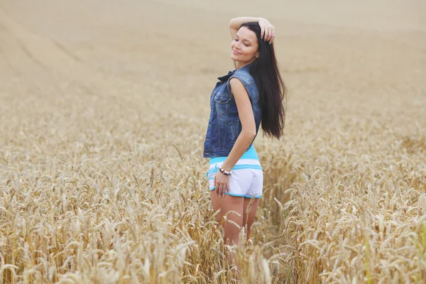 Woman on wheat field — Stock Photo, Image