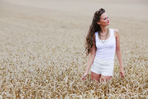 Vrouw aan het tarweveld — Stockfoto