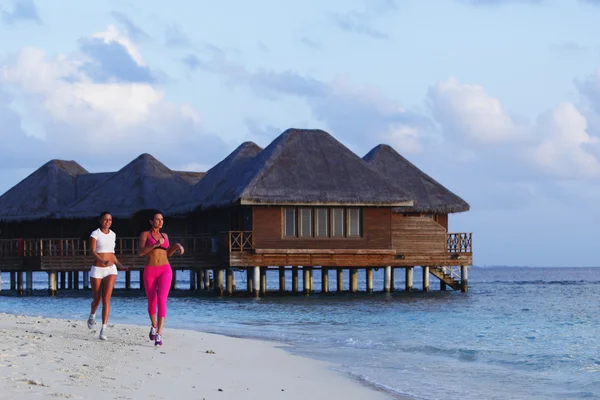 Deux femmes courent sur la plage — Photo