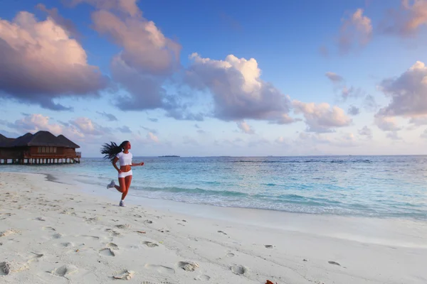 Femme courant sur la plage — Photo