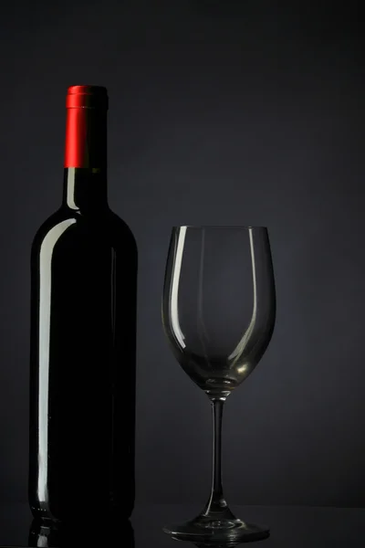 Sziluettjét vörös bor üveg fekete háttér — Stock Fotó