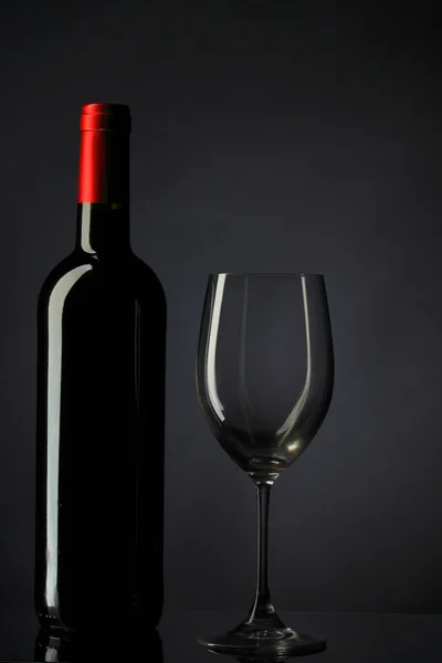 Silhouette en verre de vin rouge fond noir — Photo