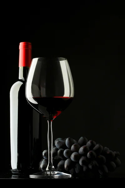 Bouteille avec vin rouge et verre et raisins — Photo