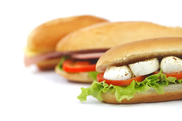 Sandwich met mozzarella, tomaat en salade — Stockfoto