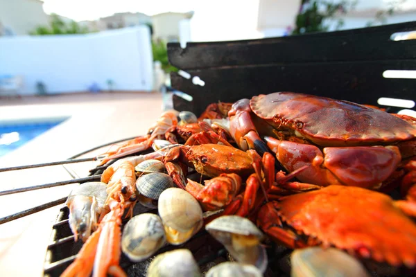 Camarones de cangrejos en parrilla de carbón —  Fotos de Stock