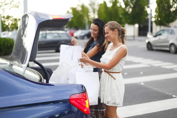 Dos mujeres después de comprar —  Fotos de Stock