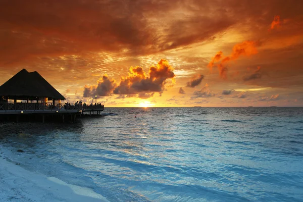 Spiaggia e case tropicali al tramonto — Foto Stock