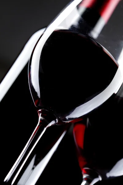 Червоне вино Скляний силует Чорний фон — стокове фото