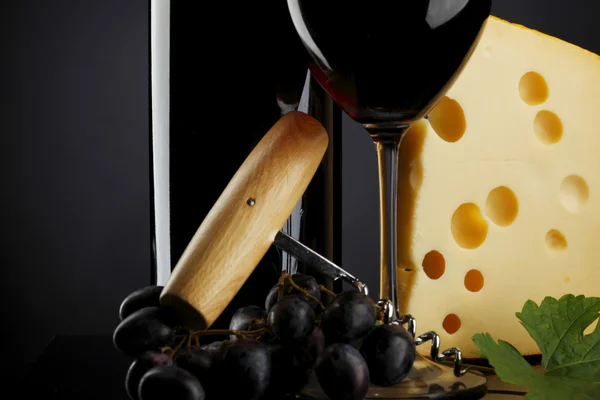 Red wine and cheese on black — Stock Photo, Image