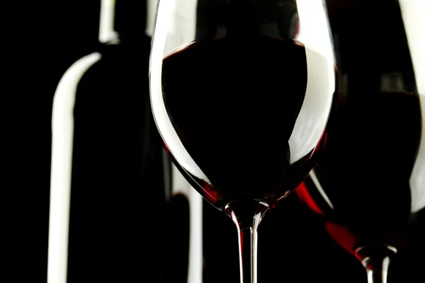 Silueta de cristal de vino tinto Fondo negro —  Fotos de Stock