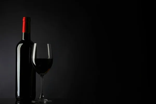 Silhouette en verre de vin rouge fond noir — Photo