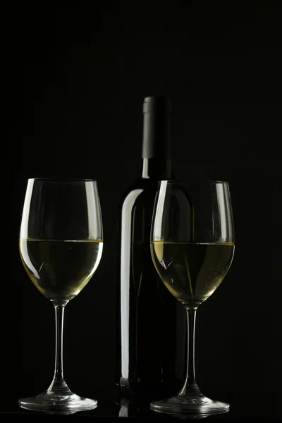Silueta de cristal de vino blanco fondo negro — Foto de Stock