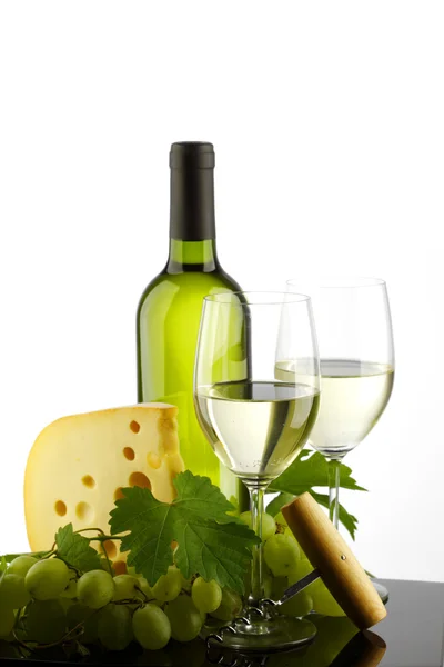 Bottiglia con vino bianco e bicchiere e uva — Foto Stock