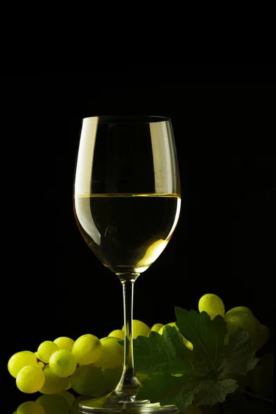 Vinho branco e queijo em preto — Fotografia de Stock