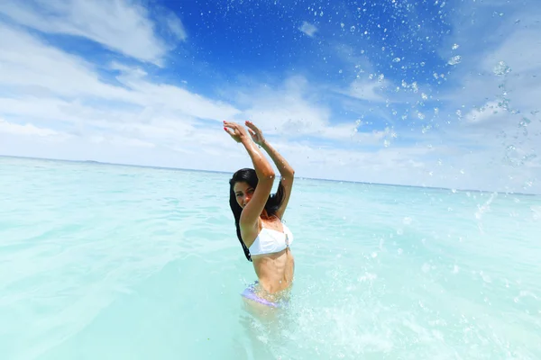 Femme éclaboussures dans la mer — Photo