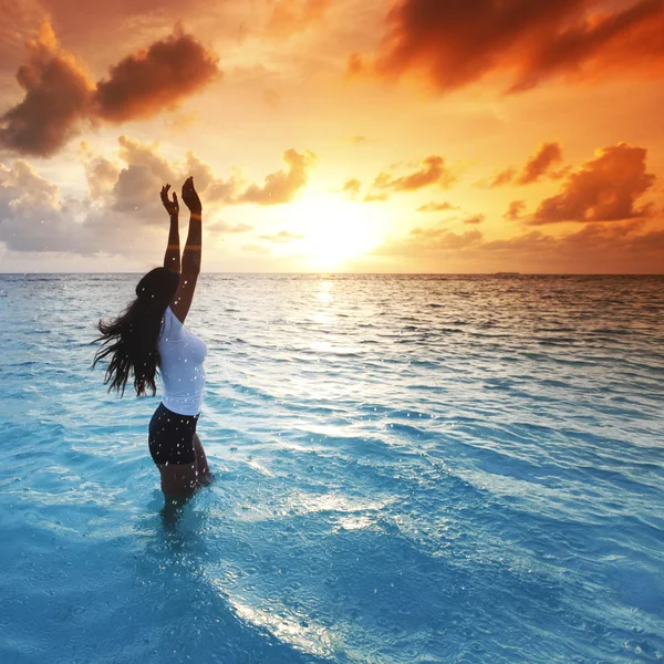 Žena v moři na západ slunce — Stock fotografie