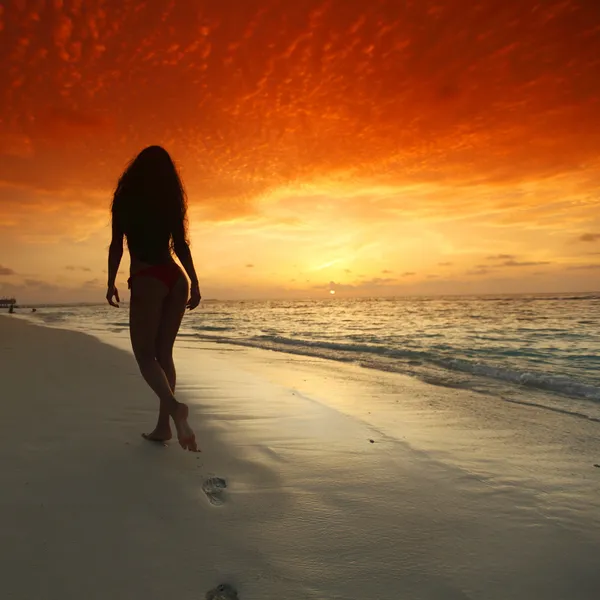 Femme marchant sur la plage — Photo