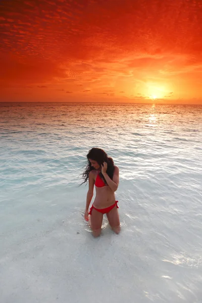 Plajda bikinili bir kadın — Stok fotoğraf