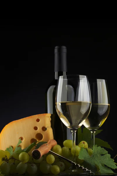 Vin blanc et fromage sur noir — Photo