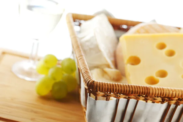 Käse und Trauben hautnah — Stockfoto