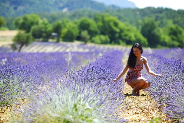 Femme debout sur un champ de lavande — Photo