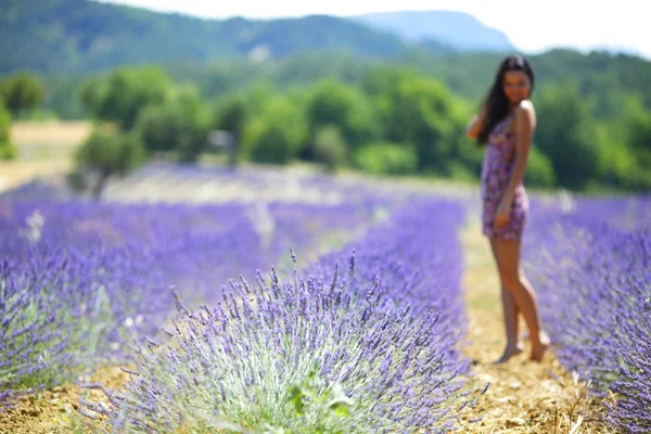 Femme debout sur un champ de lavande — Photo