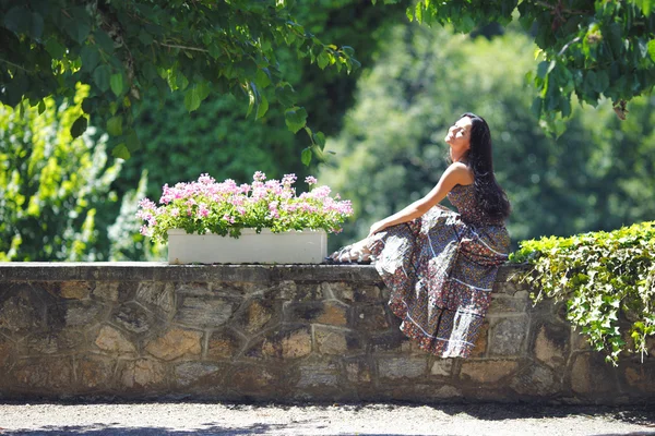 Mujer en el parque de verano — Foto de Stock