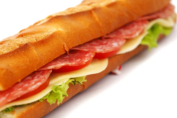 Lange sandwich met salami geïsoleerd op wit — Stockfoto