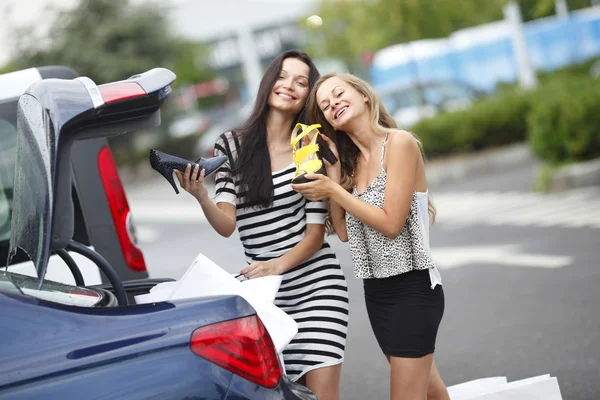 Duas mulheres após as compras — Fotografia de Stock