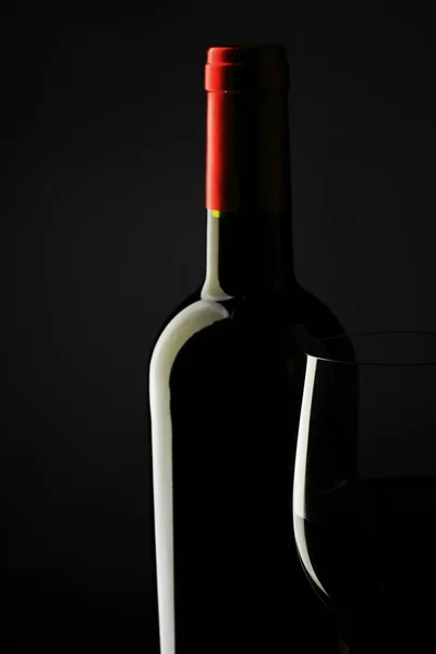 赤ワインのガラスの黒いシルエット背景 — ストック写真