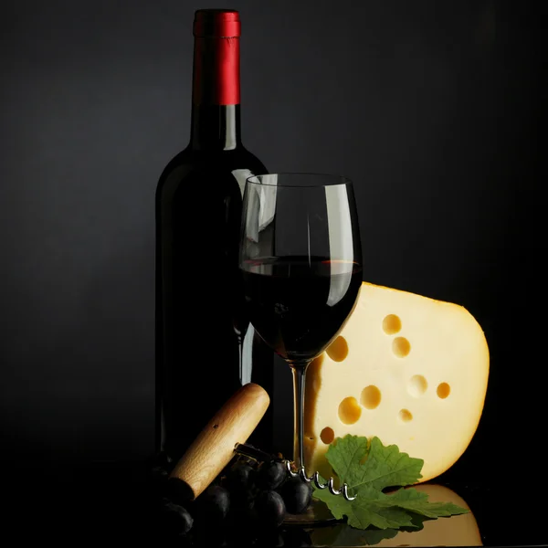 Vin rouge et fromage sur noir — Photo