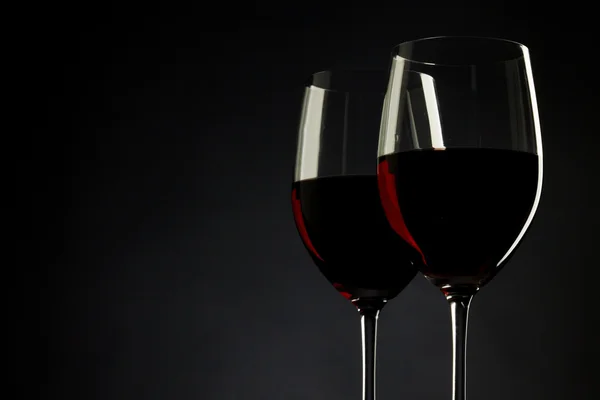 Silhueta de vidro de vinho tinto fundo preto — Fotografia de Stock