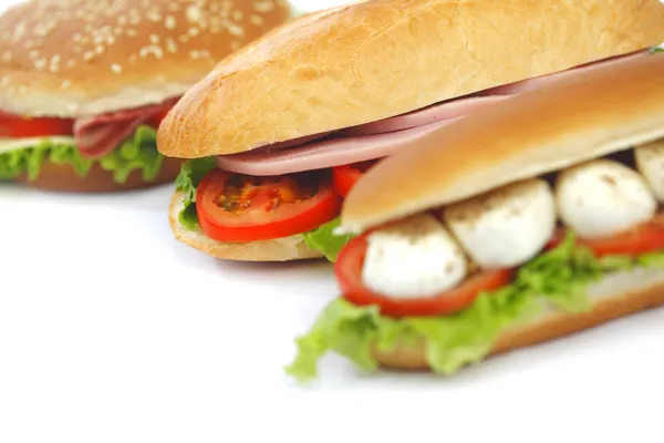 Panino con mozzarella di pomodoro e insalata — Foto Stock