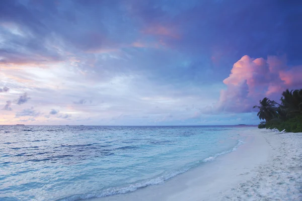 Zonsondergang op het strand — Stockfoto