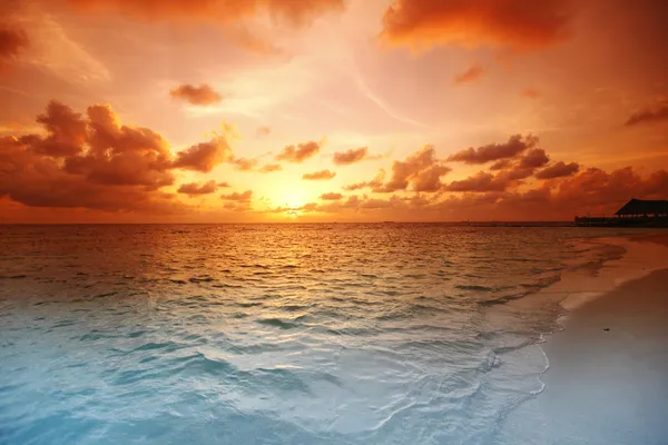 Solnedgång på stranden — Stockfoto