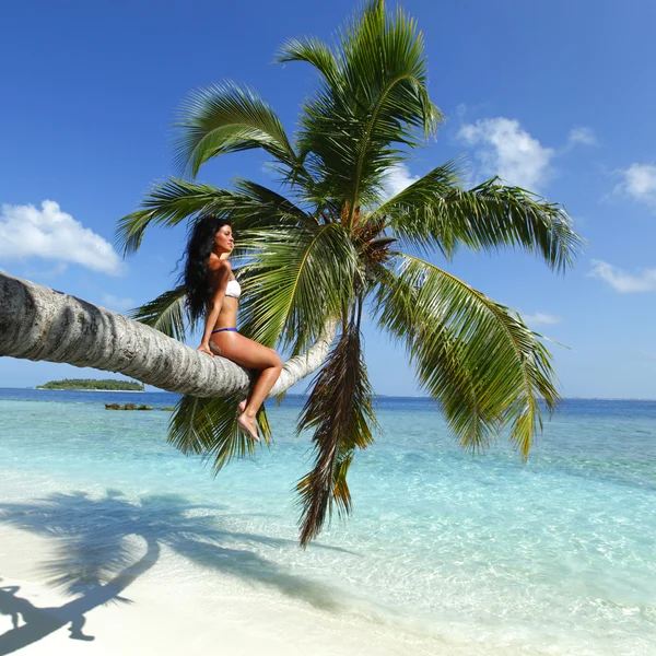 Vrouw op palm op zee achtergrondgeluid — Stockfoto