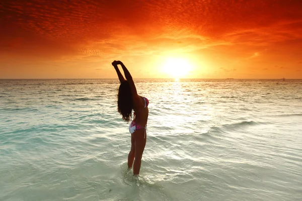 Mujer en bikini en la playa — Foto de Stock