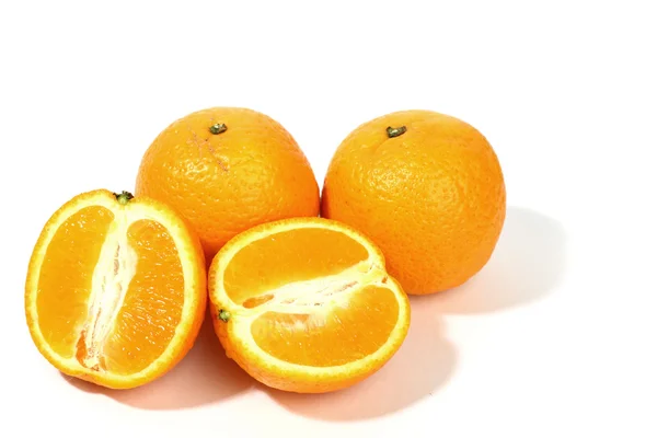 Geïsoleerde sinaasappelen — Stockfoto