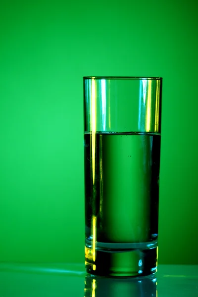 Wasser auf Grün — Stockfoto