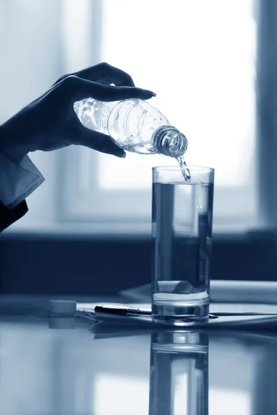 Zakenman drinkwater — Stockfoto