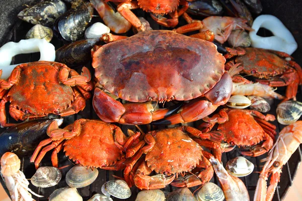 Camarões caranguejos na grelha de carvão — Fotografia de Stock