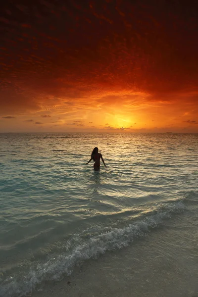 Mujer salpicando en el mar — Foto de Stock