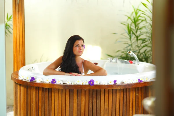 Jolie femme relaxante dans le jacuzzi — Photo